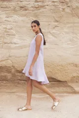 Vestido corto color beige, sin mangas y con cuello redondo.