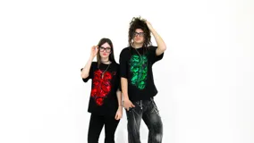 Remera negra de corte regular fit, con estampa roja de una cruz formada por calaveras y una estrella.