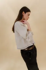Blusa color beige de lino 100% con mangas balloon y detalle de tablón en el hombro. Tiene mangas largas con detalle de 2 pespuntes elásticos en contratono, el recurso del elástico es ideal para remangarse la manga generar más volumen. Calce recto, largo por arriba de la cadera.