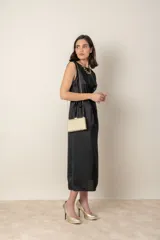 Vestido italiano marrón chocolate, de corte recto con lazo lateral.
