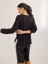 Buzo color crema de tejido de punto, con escote en V y mangas 3/4.