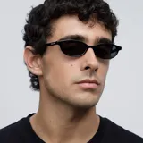 Gafas de sol ovaladas con montura fina color negro y lentes polarizadas negras.