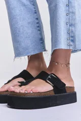 Sandalia flatform negra con tira de dedo y hebilla lateral. Plataforma con base de corcho.