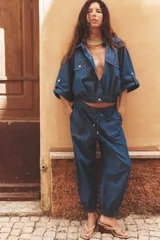 Pantalón jogger azul de lino, tiro alto con cintura elástica ajustable con cordón, bolsillos delanteros y puños elásticos.