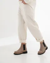 Botas de mujer todoterreno, diseñadas para resistencia y estilo, con elástico lateral y suela robusta.