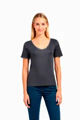 Remera de algodón gris oscuro, con escote en V y mangas cortas.