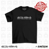 Remera negra de algodón con estampado frontal en blanco con el texto "Voces Anónimas" y "Historias y leyendas del universo mágico".