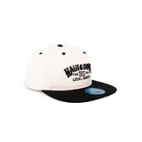 Gorro snapback blanco con visera plana negra y logo de Maui and Sons bordado en negro en el frente.