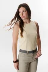 Musculosa marrón con cuello redondo y sisas anchas.