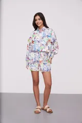 Short blanco con estampado multicolor de dibujos abstractos y geométricos.