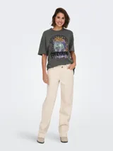 Camiseta gris con estampado de leopardo y texto en negro.