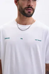 Remera blanca de manga corta con estampa gráfica en la espalda con el texto "[ARCH. STUDIO]", un diseño de líneas onduladas y el texto "[ERROR] file not found YOU'RE ALLOWD TO STARTSLOW".