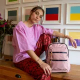Mochila color beige de tafeta con apertura superior con cierre y tiradores metálicos. Incluye bolsillos internos, bolsillo con doble cierre metálico al frente, asas rígidas de mano y correas regulables para colgar en la espalda.