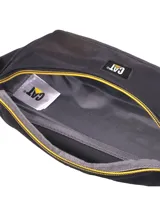 Riñonera o bolso de cintura Caterpillar color negro, con cierre de cremallera en el compartimento principal y bolsillo oculto con cremallera en el panel trasero. Cuenta con correa de cintura ajustable con hebilla de liberación rápida.
