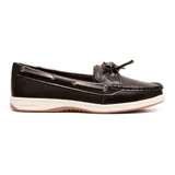 Zapato náutico de cuero negro con cordones y suela blanca.