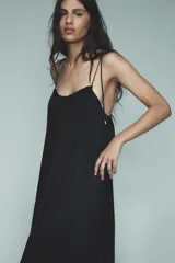 Vestido midi color ladrillo, de breteles finos regulables y escote redondo.