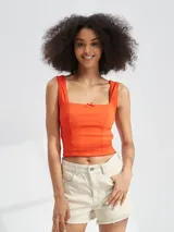 Top corto color rojo con breteles finos y escote cuadrado.