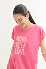 Vestido corto color verde oliva con estampado de dos rostros en color blanco.