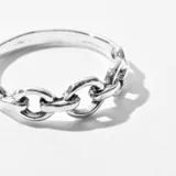 Anillo de plata 925 con diseño de eslabones entrelazados.