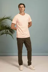 Pantalón negro con diseño cargo, con múltiples bolsillos y corte ajustado.
