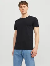 Camiseta negra de manga corta con cuello redondo y corte ajustado.