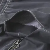 Boardshort de baño de corte holgado, color negro con efecto lavado y costuras contrastantes en blanco. Presenta cintura elástica con cordón ajustable negro y un pequeño parche con logo en la parte inferior izquierda.