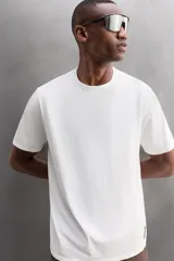 Camiseta blanca de corte holgado, cuello redondo y manga corta. Detalle de logo estampado en el bajo. Zara Athleticz.