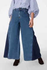 Pantalón de jean azul de corte ancho, con cintura alta y bolsillos delanteros y traseros.