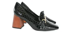 Mocasines negros de charol texturizado con punta cuadrada, detalle de hebilla dorada y tacón geométrico de madera.