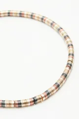 Collar corto con lentejuelas metálicas en tonos negro, dorado, marrón y blanco.