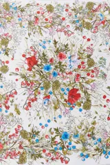 Pañuelo cuadrado de tela fina con estampado floral multicolor sobre fondo blanco.