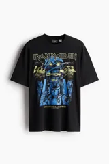 Remera negra de algodón con estampado del álbum "Somewhere Back in Time" de la banda Iron Maiden. Corte holgado y cuello redondo.