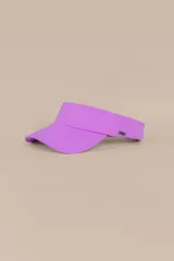 Visera deportiva color lila con cierre ajustable de velcro.