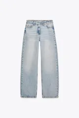 Pantalón de jean celeste de tiro alto, corte recto y largo hasta el tobillo. Tiene cinco bolsillos, efecto lavado y cierre frontal con cremallera y botón metálico cruzado.
