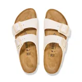 Sandalias Birkenstock Arizona Birko-Flor color hueso, con dos correas ajustables con hebillas y plantilla anatómica de corcho y látex.