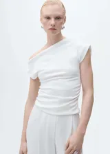 Top blanco de tejido mezcla de algodón, con cuello asimétrico y diseño entallado con cintura drapeada.
