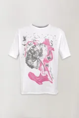 Remera gris de algodón con estampado de flor en tonos rosa y blanco. Tiene cuello redondo, mangas cortas y corte recto.