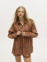 Short tipo bóxer con estampado a rayas verticales en tonos marrón, amarillo y celeste. Tiene pretina elástica.