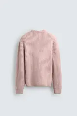 Sweater rosa de punto grueso con cuello redondo y mangas largas.