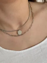 Set de dos cadenas plateadas de acero quirúrgico, una con eslabones finos y dije circular, y otra con eslabones tipo clip.