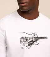 Remera blanca de corte recto y mangas cortas, con estampado de una guitarra eléctrica en el frente.