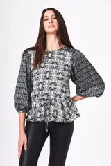 Camisa estampada con mangas abullonadas y ajuste con lazos en la cintura.