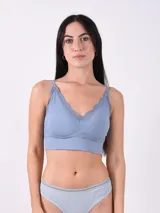 Top de lycra color celeste con breteles finos y detalle de puntilla en el escote.