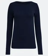 Suéter de punto color verde, con cuello barco, mangas largas y textura acanalada.