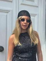 Gorro tipo beanie de tejido de red color negro.