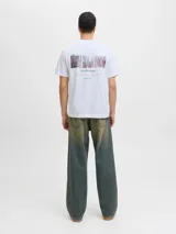 Camiseta de manga corta y cuello redondo, color blanco, con un estampado gráfico en la espalda que muestra una panorámica urbana con el texto "The Five Boroughs" y el logo de Jack & Jones.