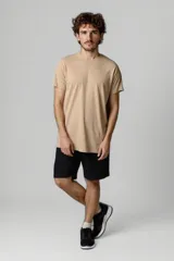 Remera color beige de corte clásico.