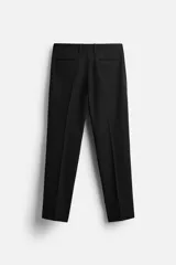 Pantalón de vestir negro slim fit, confeccionado en tejido con viscosa. Cuenta con bolsillos frontales y traseros de vivo. El cierre es frontal con cremallera y botón.