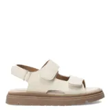 Sandalia beige con ajuste de velcro y suela marrón.