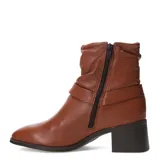 Botas de cuero negro con textura granulada, modelo Berry de Bottero. Diseño de caña media con efecto drapeado, taco bloque de altura media y detalle de correa con hebilla metálica y tachas en el tobillo. Incluye cierre lateral.